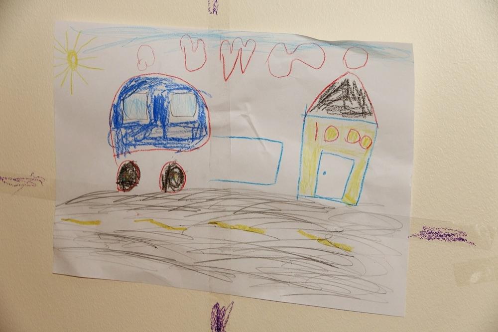 Echte kindertekening: Papa rijdt naar de winkel
