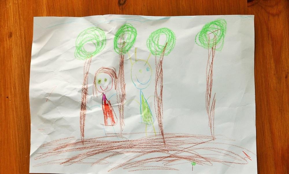 Echte kindertekening: Papa en mama in het bos