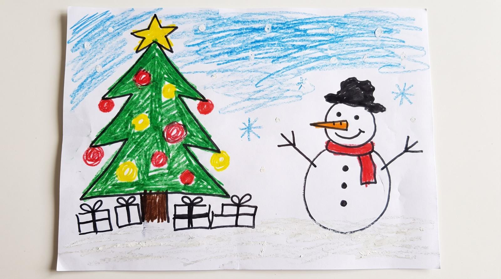 Kindertekening: Een kerstboom met cadeautjes en een sneeuwpop in de sneeuw